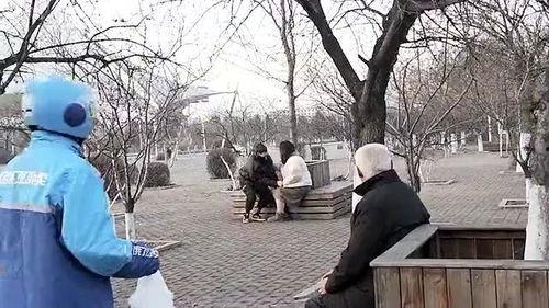 大爷吃瓜点外卖