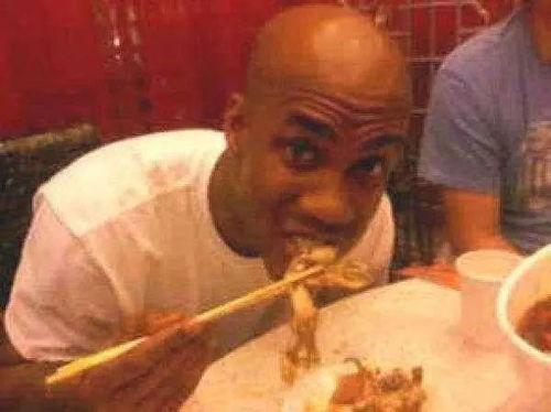 老外吃黑皮瓜图片真实,老外品尝神秘黑皮瓜的奇妙体验