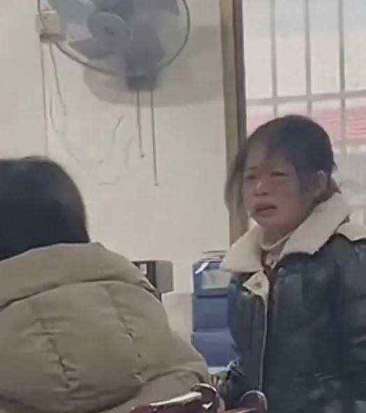 监考老师让你吃瓜,学生集体吃瓜，场面一度失控！