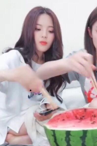 杨超越吃锦鲤瓜,好运连连喜气洋洋