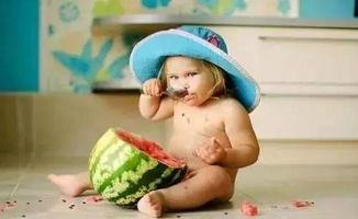 女娃娃吃瓜,女娃娃的甜蜜吃瓜时光