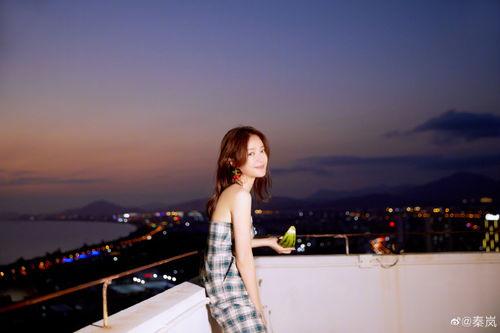 秦岚吃瓜耳环,时尚感十足，引发网友热议  第2张