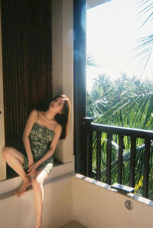 秦岚吃瓜耳环,时尚感十足，引发网友热议  第3张